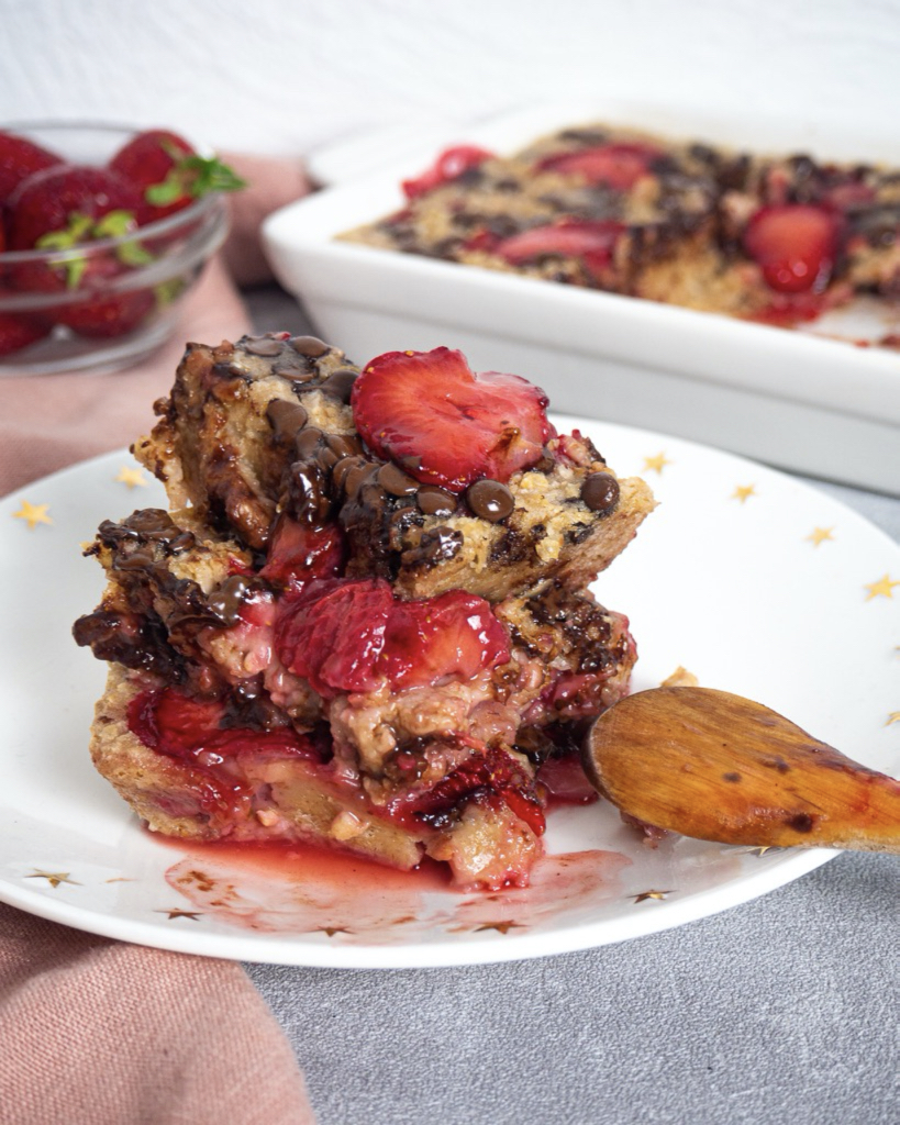 Baked Oatmeal with Strawberries and Chocolate